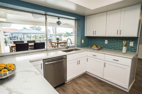 House in Apollo Beach, Florida 4 bedrooms, 179.3 sq.m. № 1916220 - photo 23