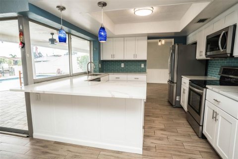 House in Apollo Beach, Florida 4 bedrooms, 179.3 sq.m. № 1916220 - photo 8