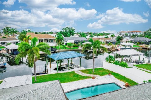 House in Apollo Beach, Florida 4 bedrooms, 179.3 sq.m. № 1916220 - photo 3