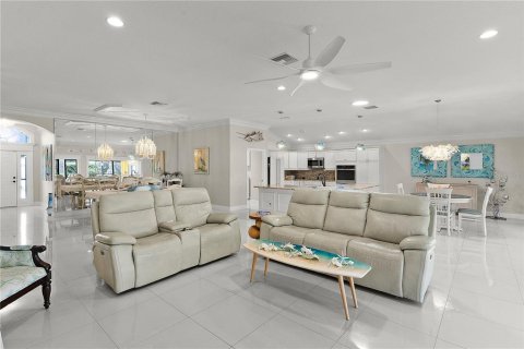 House in The Villages, Florida 3 bedrooms, 224.36 sq.m. № 1762046 - photo 8