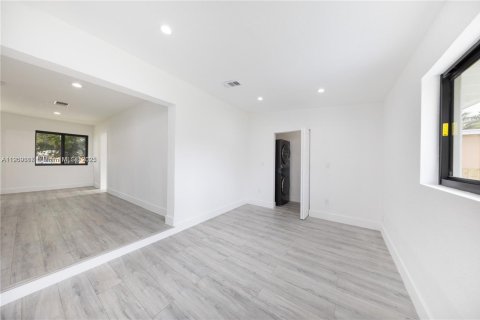 Villa ou maison à vendre à Miami, Floride: 3 chambres, 133.13 m2 № 1966229 - photo 15