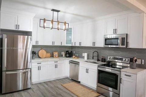 Villa ou maison à vendre à Miami, Floride: 3 chambres, 133.13 m2 № 1966229 - photo 12