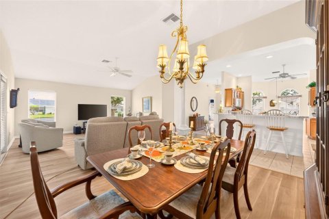 House in The Villages, Florida 3 bedrooms, 178.37 sq.m. № 2403588 - photo 5