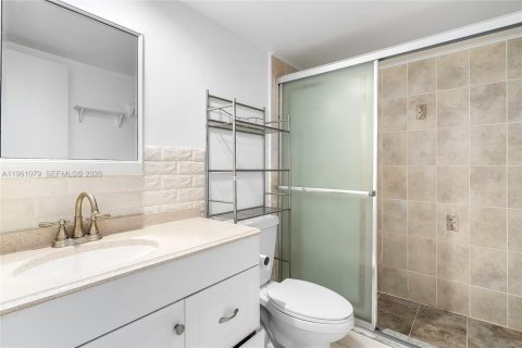 Condominio en venta en Hallandale Beach, Florida, 2 dormitorios, 102.19 m2 № 2022016 - foto 17