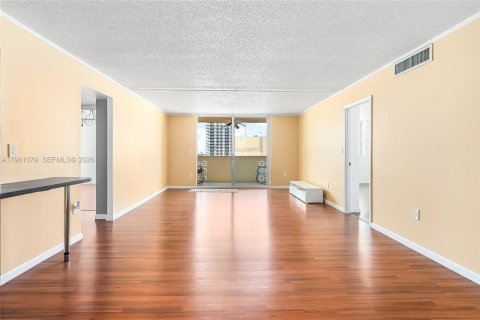 Condominio en Hallandale Beach, Florida, 2 dormitorios  № 2022016