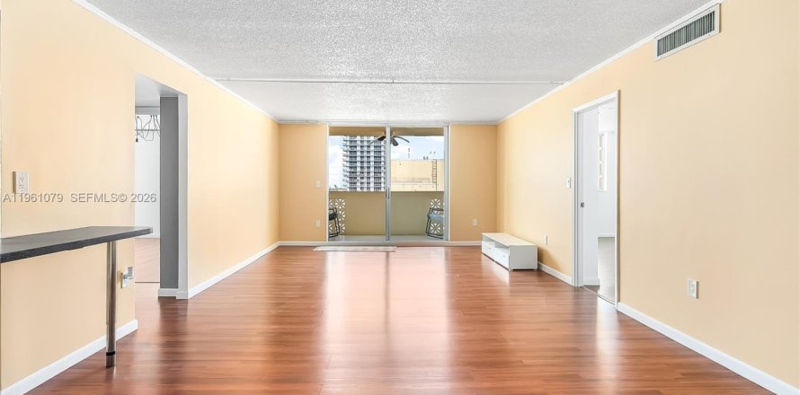 Condominio en Hallandale Beach, Florida, 2 dormitorios № 2022016