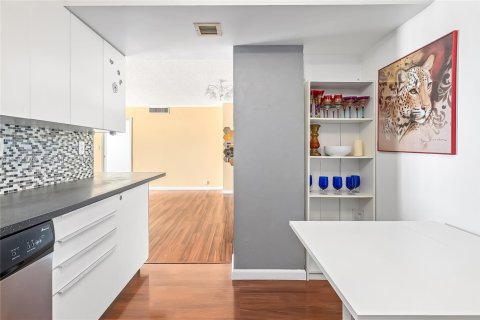 Condominio en venta en Hallandale Beach, Florida, 2 dormitorios, 102.19 m2 № 2022016 - foto 9
