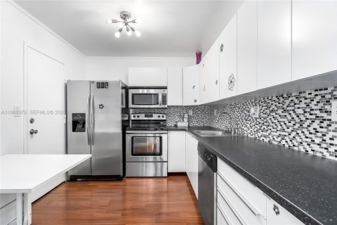Condominio en venta en Hallandale Beach, Florida, 2 dormitorios, 102.19 m2 № 2022016 - foto 3
