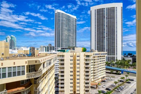 Condominio en venta en Hallandale Beach, Florida, 2 dormitorios, 102.19 m2 № 2022016 - foto 30