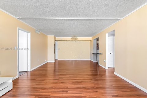 Condominio en venta en Hallandale Beach, Florida, 2 dormitorios, 102.19 m2 № 2022016 - foto 8