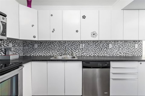 Condominio en venta en Hallandale Beach, Florida, 2 dormitorios, 102.19 m2 № 2022016 - foto 12