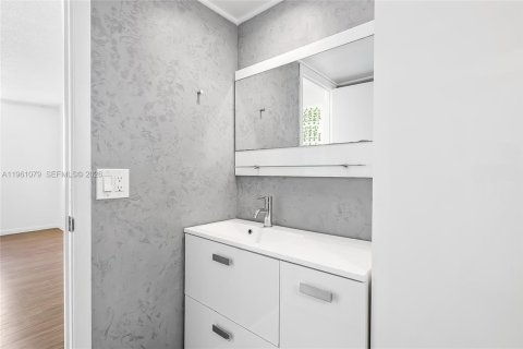 Condominio en venta en Hallandale Beach, Florida, 2 dormitorios, 102.19 m2 № 2022016 - foto 26