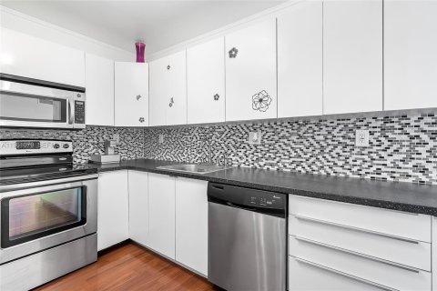 Condominio en venta en Hallandale Beach, Florida, 2 dormitorios, 102.19 m2 № 2022016 - foto 11