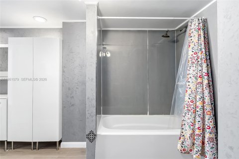 Condominio en venta en Hallandale Beach, Florida, 2 dormitorios, 102.19 m2 № 2022016 - foto 24