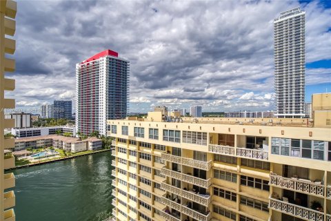 Condominio en venta en Hallandale Beach, Florida, 2 dormitorios, 102.19 m2 № 2022016 - foto 29