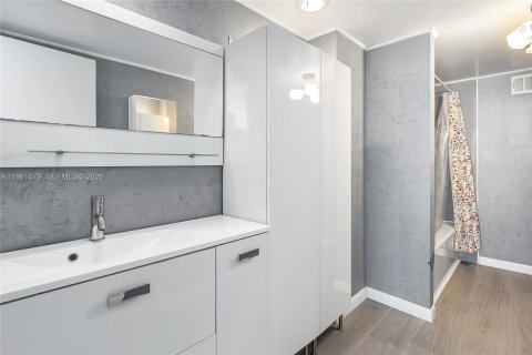 Condominio en venta en Hallandale Beach, Florida, 2 dormitorios, 102.19 m2 № 2022016 - foto 23