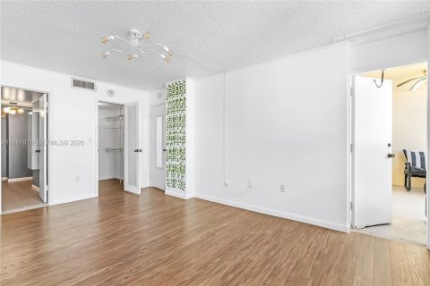 Condominio en venta en Hallandale Beach, Florida, 2 dormitorios, 102.19 m2 № 2022016 - foto 20