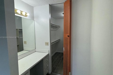 Condo in North Miami, Florida, 1 bedroom  № 1783760 - photo 9