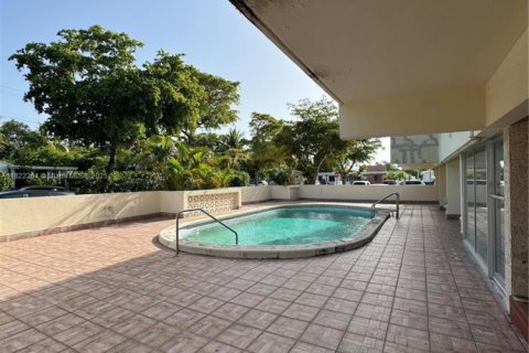Condo in North Miami, Florida, 1 bedroom  № 1783760 - photo 3