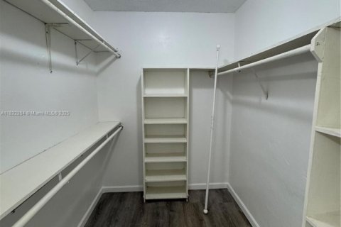 Condo in North Miami, Florida, 1 bedroom  № 1783760 - photo 8