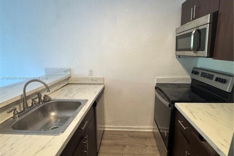 Condo in North Miami, Florida, 1 bedroom  № 1783760 - photo 4