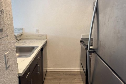 Condo in North Miami, Florida, 1 bedroom  № 1783760 - photo 5
