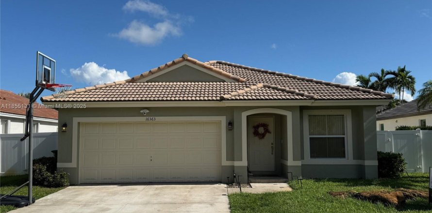 Casa en Pembroke Pines, Florida 3 dormitorios, 154.5 m2 № 1878728