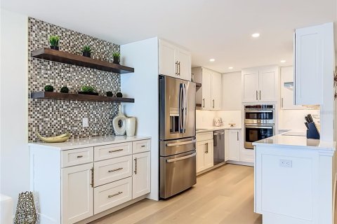 Condo in Sarasota, Florida, 2 bedrooms № 2379497 - photo 6