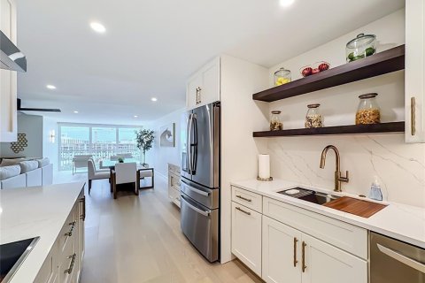 Condo in Sarasota, Florida, 2 bedrooms № 2379497 - photo 10