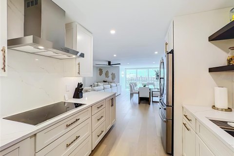Condo in Sarasota, Florida, 2 bedrooms № 2379497 - photo 11