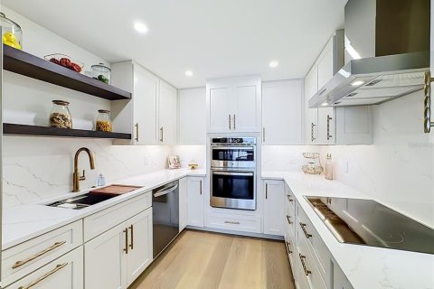 Condo in Sarasota, Florida, 2 bedrooms № 2379497 - photo 2