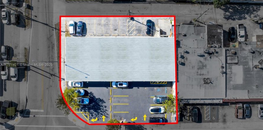 Commercial property in Hialeah, Florida № 2079275