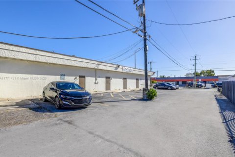 Commercial property in Hialeah, Florida № 2079275 - photo 4