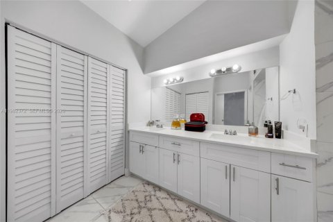 Townhouse in Hialeah, Florida 2 bedrooms, 189.43 sq.m. № 2080325 - photo 29