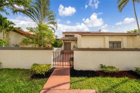 Townhouse in Hialeah, Florida 2 bedrooms, 189.43 sq.m. № 2080325