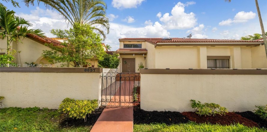 Townhouse in Hialeah, Florida 2 bedrooms, 189.43 sq.m. № 2080325