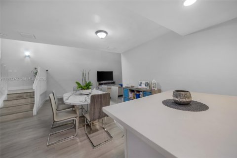 Townhouse in Hialeah, Florida 2 bedrooms, 189.43 sq.m. № 2080325 - photo 11