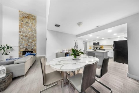 Townhouse in Hialeah, Florida 2 bedrooms, 189.43 sq.m. № 2080325 - photo 8