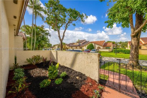 Townhouse in Hialeah, Florida 2 bedrooms, 189.43 sq.m. № 2080325 - photo 5
