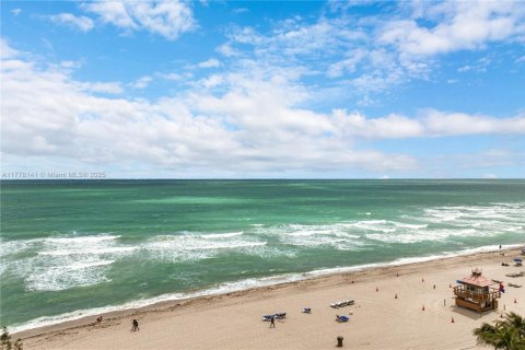 Condo in Sunny Isles Beach, Florida, 1 bedroom  № 1714105 - photo 25