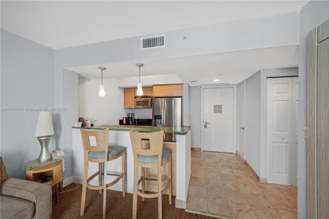Condo in Sunny Isles Beach, Florida, 1 bedroom  № 1714105 - photo 10