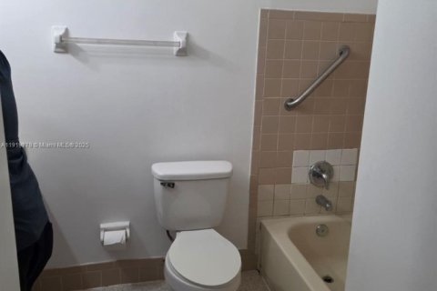 Condo in Hialeah, Florida, 2 bedrooms  № 1974524 - photo 10