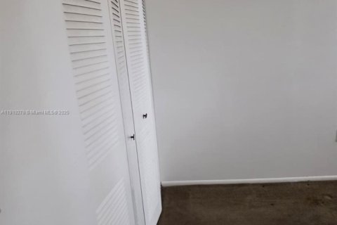 Condo in Hialeah, Florida, 2 bedrooms  № 1974524 - photo 12