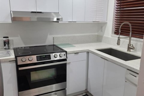 Condo in Hialeah, Florida, 2 bedrooms  № 1974524 - photo 1