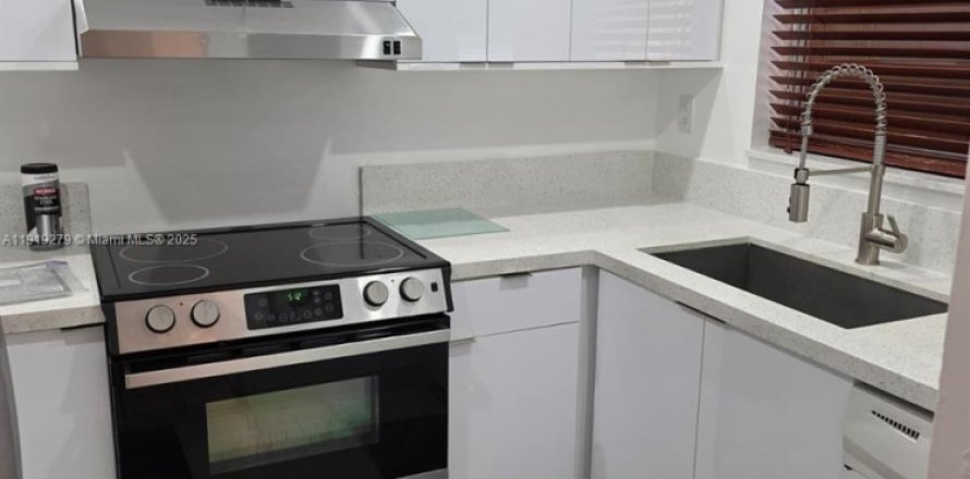 Condo in Hialeah, Florida, 2 bedrooms  № 1974524