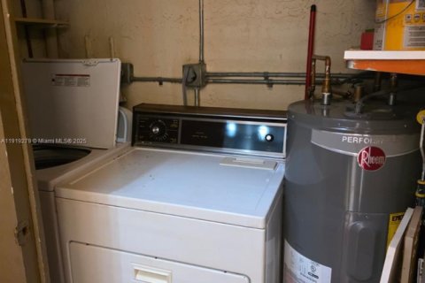 Condo in Hialeah, Florida, 2 bedrooms  № 1974524 - photo 3