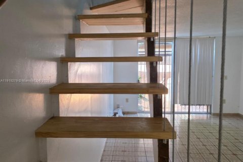 Condo in Hialeah, Florida, 2 bedrooms  № 1974524 - photo 8