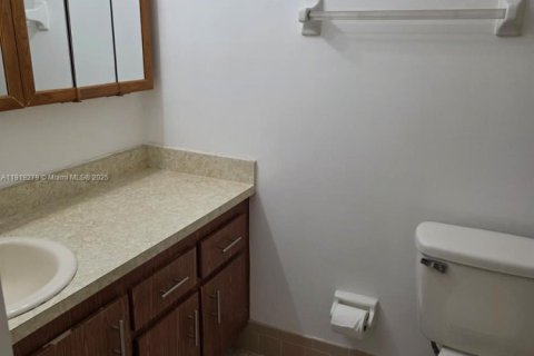 Condo in Hialeah, Florida, 2 bedrooms  № 1974524 - photo 16