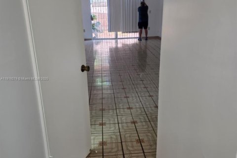 Condo in Hialeah, Florida, 2 bedrooms  № 1974524 - photo 4