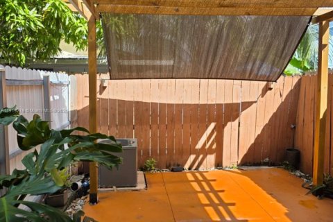 Condo in Hialeah, Florida, 2 bedrooms  № 1974524 - photo 6